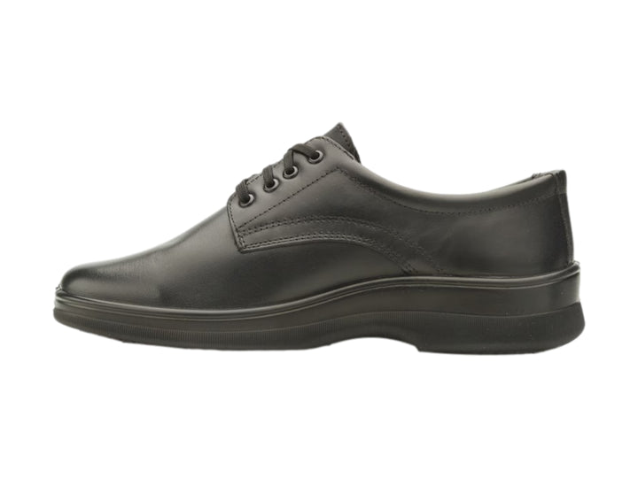 Zapato plano Flexi color negro con agujetas y suela cómoda para uso casual.