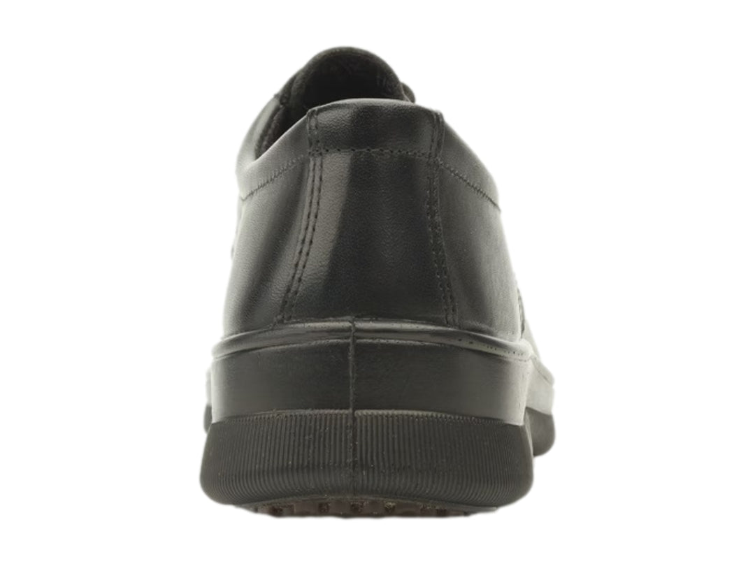 Zapato plano Flexi color negro con agujetas y suela cómoda para uso casual.