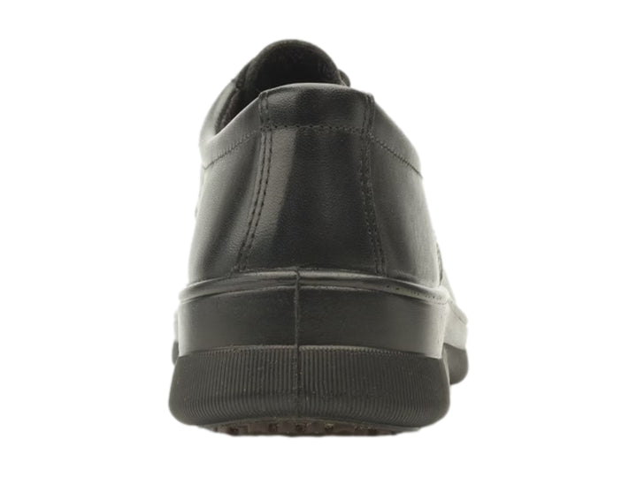 Zapato plano Flexi color negro con agujetas y suela cómoda para uso casual.