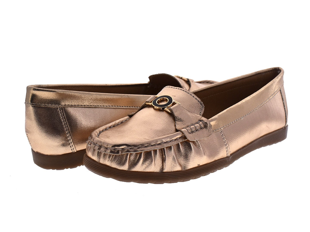 Par de zapatos mocasines color oro rosado metálico con adorno circular dorado.