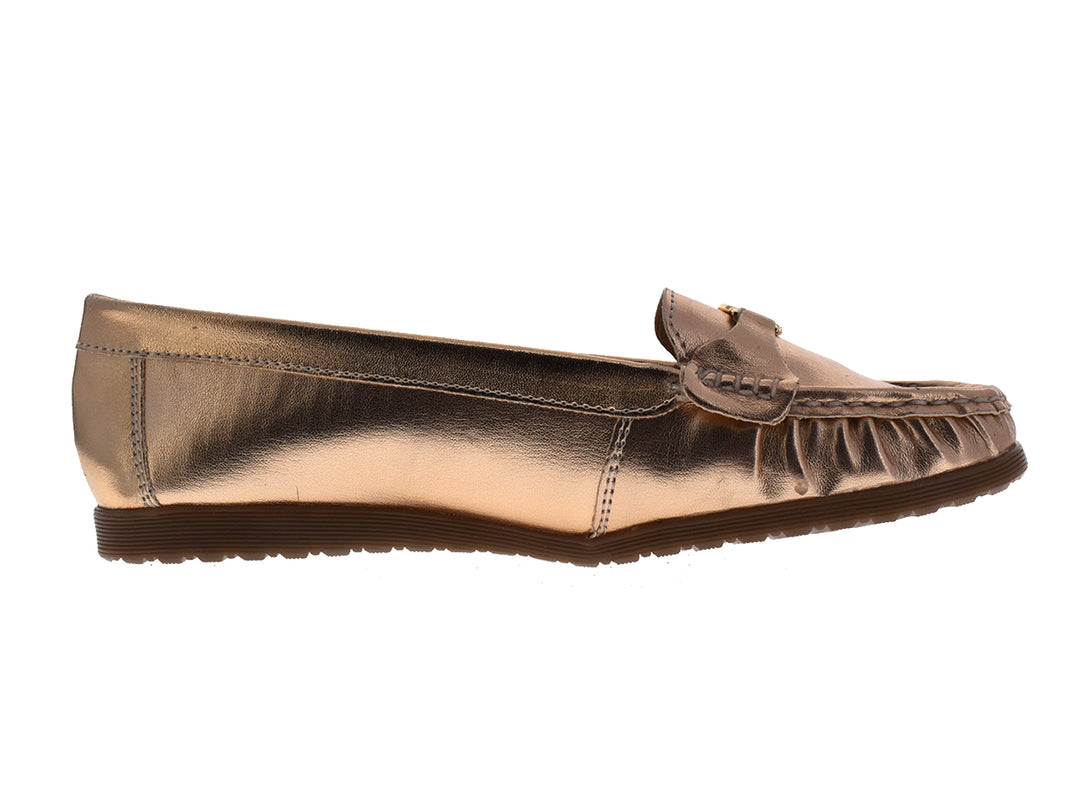 Par de zapatos mocasines color oro rosado metálico con adorno circular dorado.