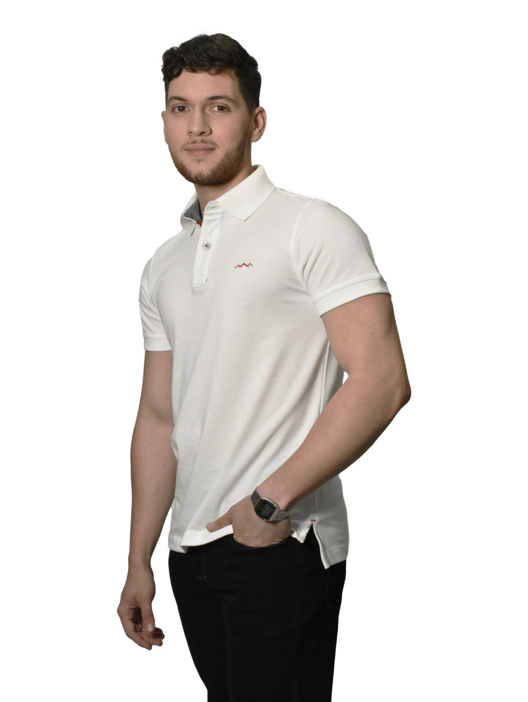Hombre vistiendo una camiseta polo blanca de manga corta con cuello y botones.