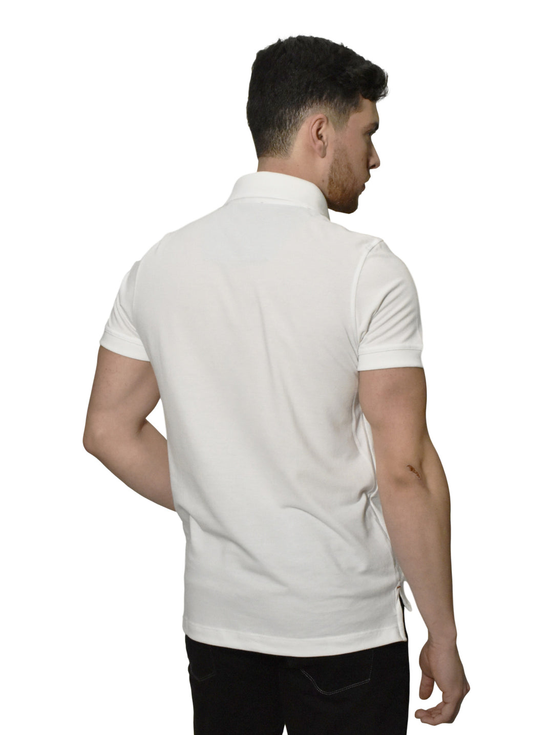 Hombre vistiendo una camiseta polo blanca de manga corta con cuello y botones.