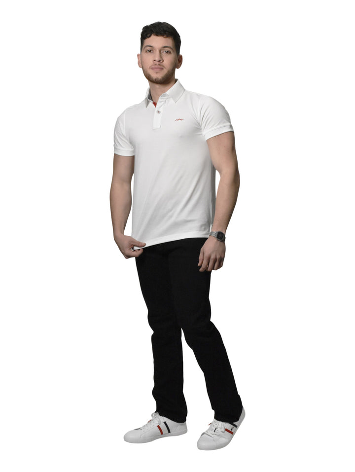Hombre vistiendo una camiseta polo blanca de manga corta con cuello y botones.