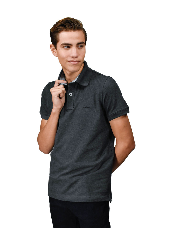 Hombre vistiendo una playera polo color gris oxford de la marca White Peak.