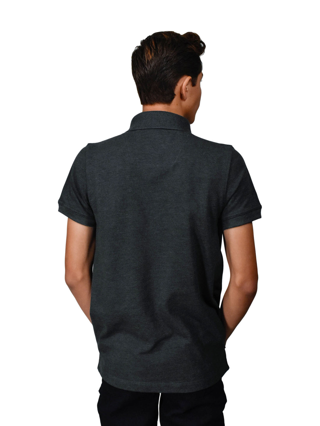 Hombre vistiendo una playera polo color gris oxford de la marca White Peak.