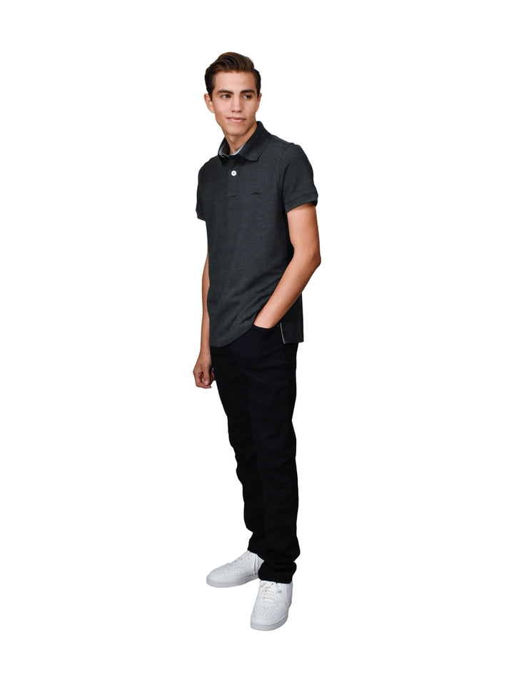Hombre vistiendo una playera polo color gris oxford de la marca White Peak.