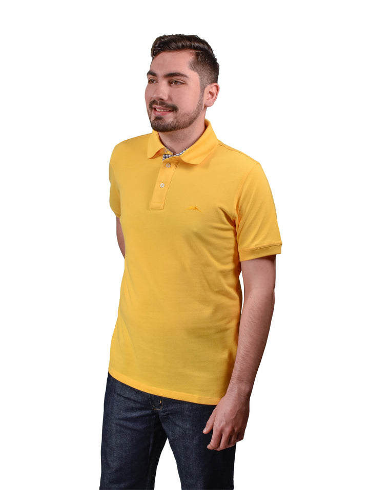 Hombre vistiendo playera polo color amarillo canario de manga corta.