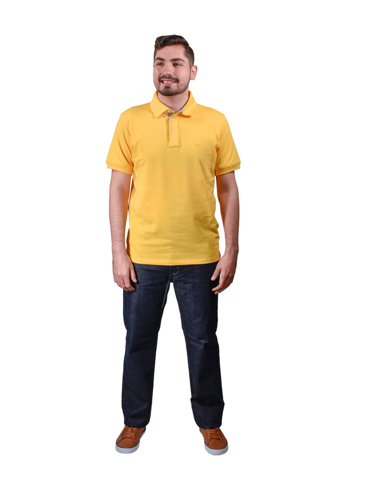Hombre vistiendo playera polo color amarillo canario de manga corta.