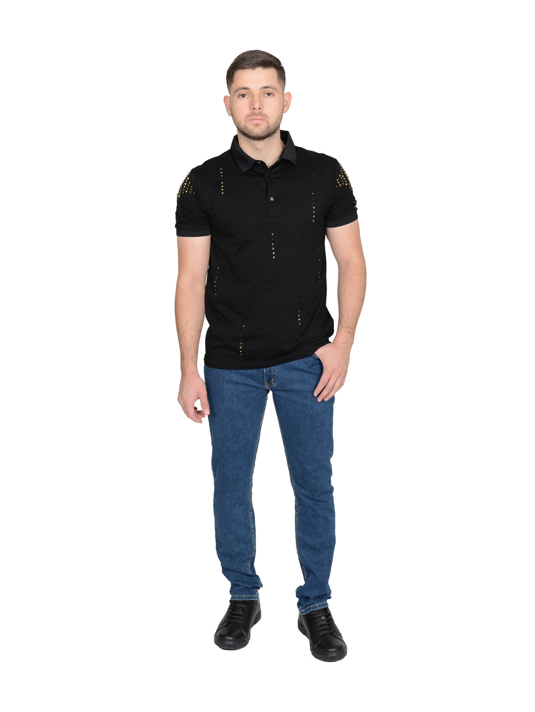 Hombre vistiendo pantalones jeans azules de corte ajustado y calzado negro.
