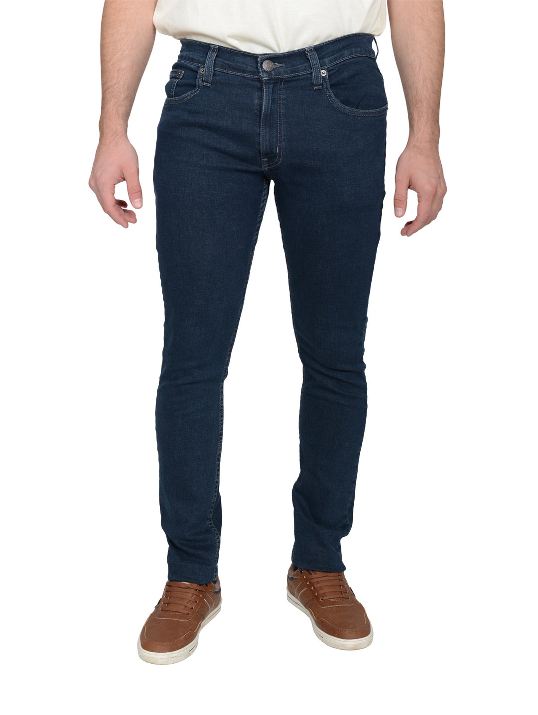 Hombre vistiendo jeans OGGI color carbon de corte ajustado.