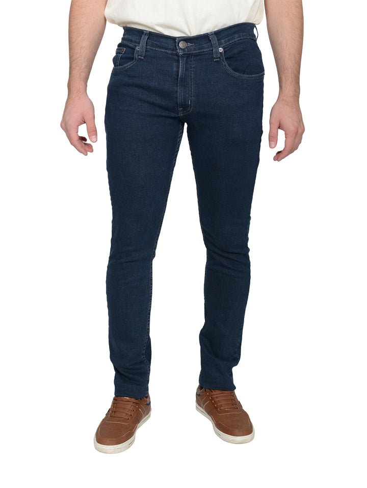 Hombre vistiendo jeans OGGI color carbon de corte ajustado.