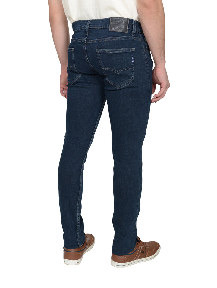 Hombre vistiendo jeans OGGI color carbon de corte ajustado.