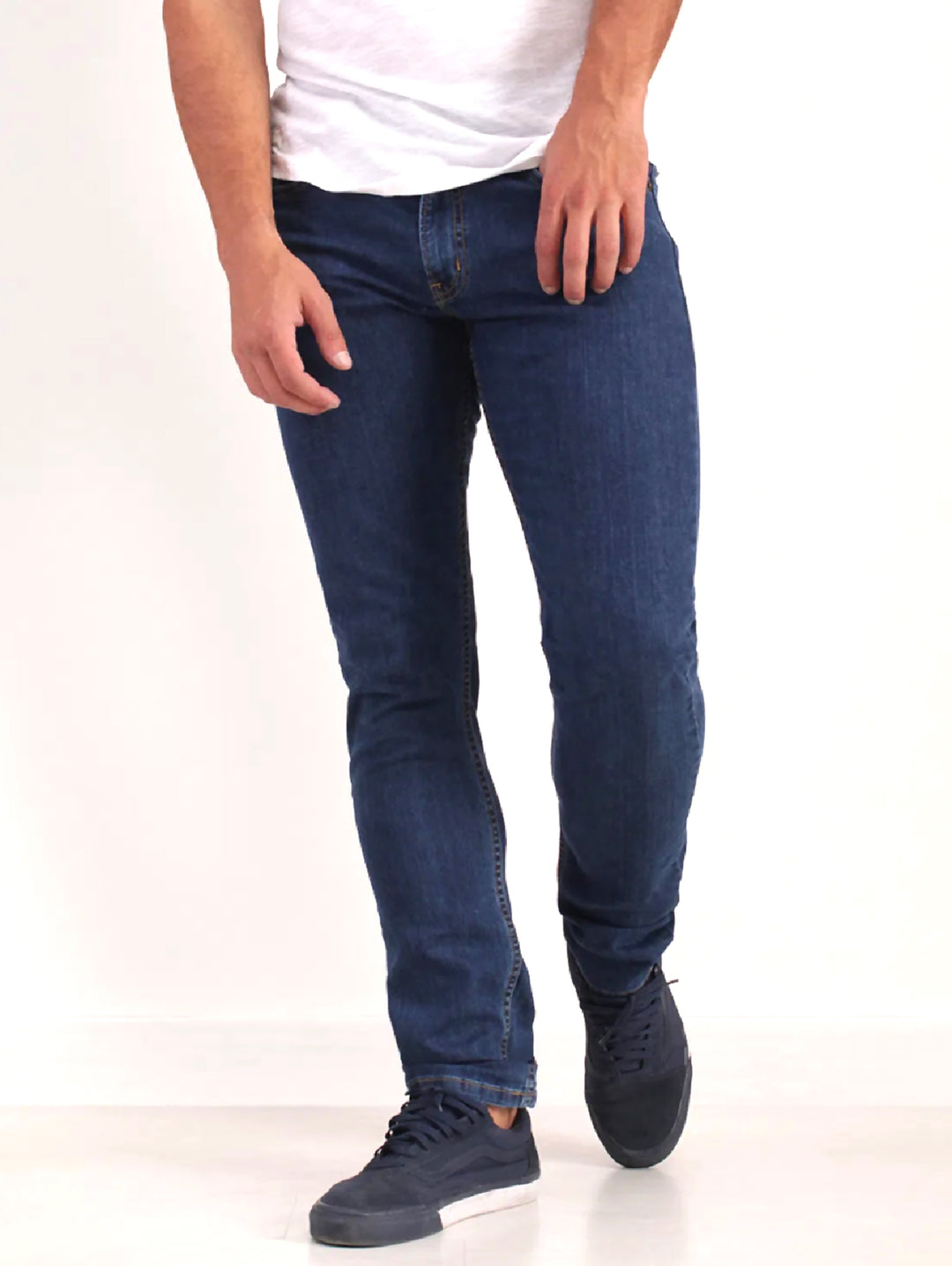 Hombre vistiendo jeans OGGI de color azul oscuro con corte ajustado.