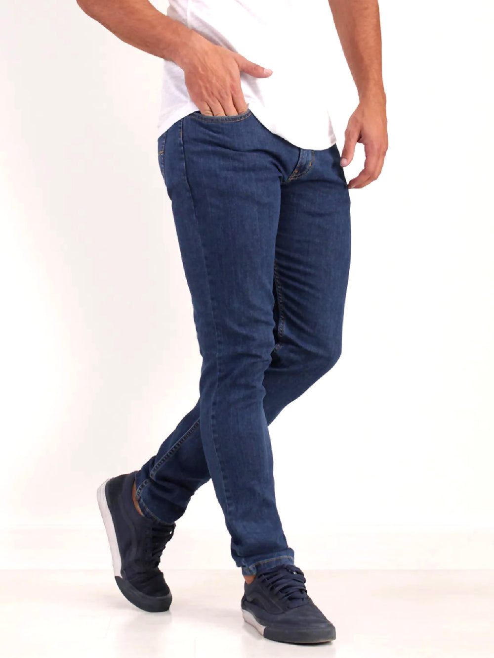 Hombre vistiendo jeans OGGI de color azul oscuro con corte ajustado.