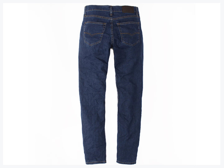 Hombre vistiendo jeans OGGI de color azul oscuro con corte ajustado.