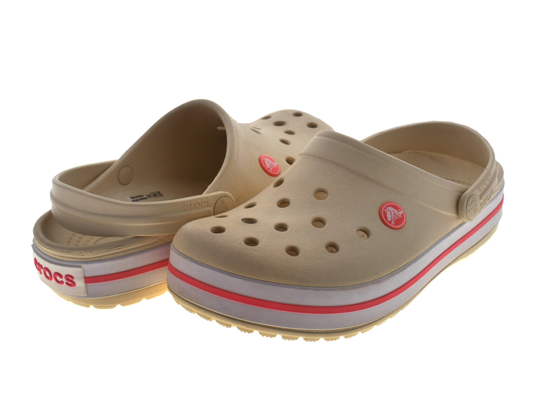 Zuecos Crocs Crocband para mujer en color beige con detalle en rojo en la suela.