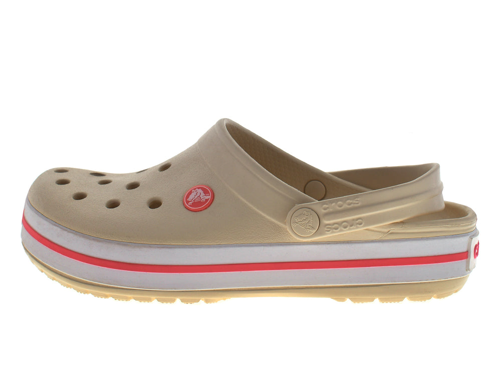 Zuecos Crocs Crocband para mujer en color beige con detalle en rojo en la suela.