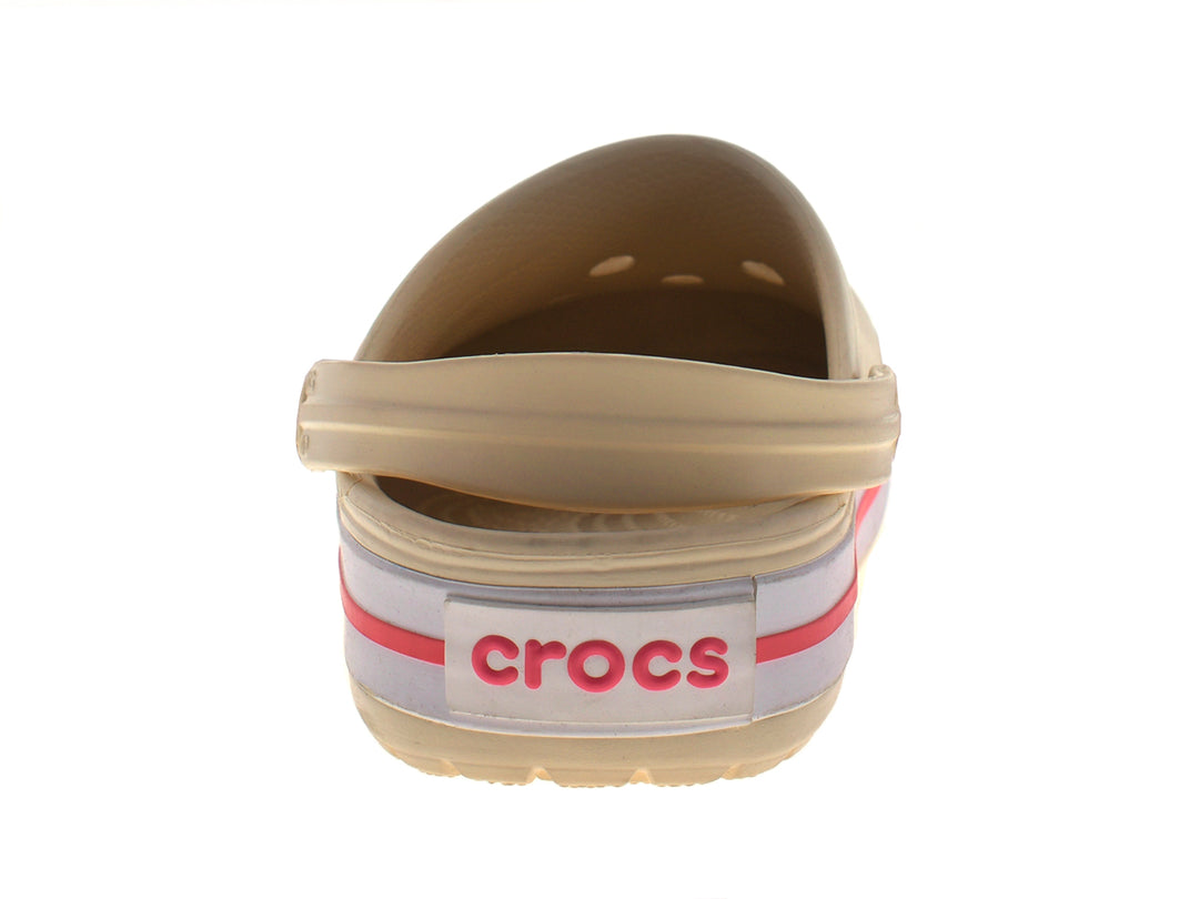 Zuecos Crocs Crocband para mujer en color beige con detalle en rojo en la suela.