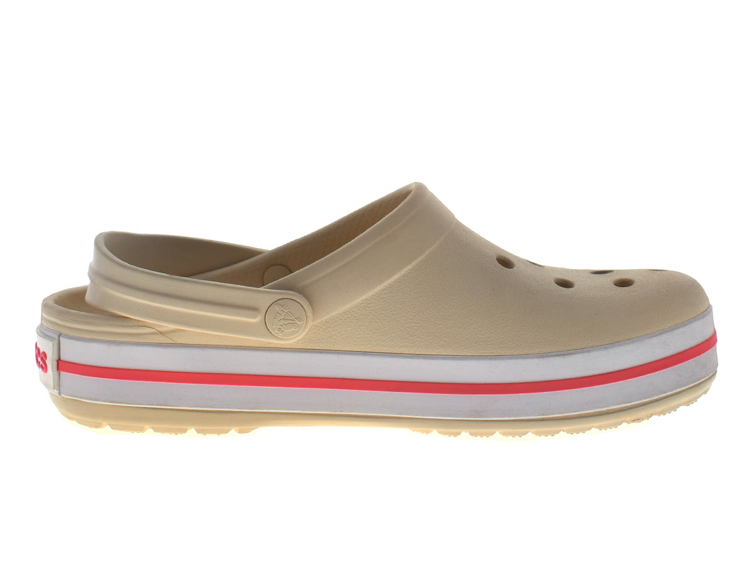 Zuecos Crocs Crocband para mujer en color beige con detalle en rojo en la suela.