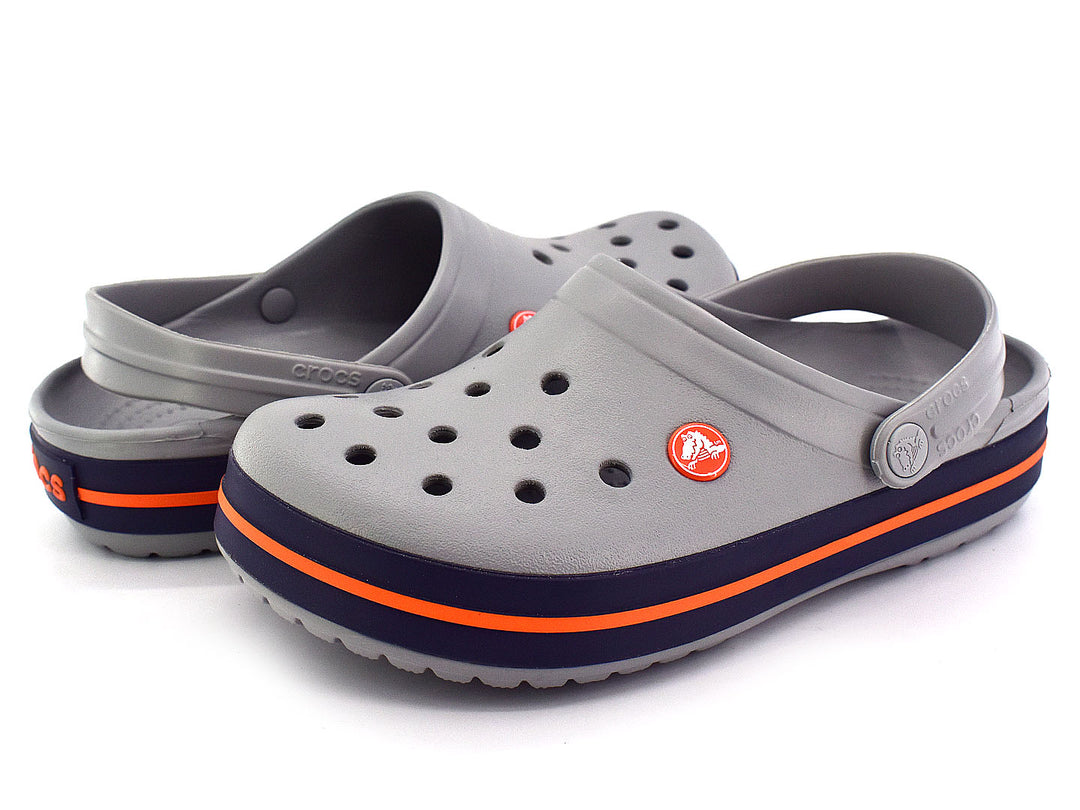 Zuecos Crocs Crocband para hombre en color gris con suela azul marino y detalle en franja naranja.
