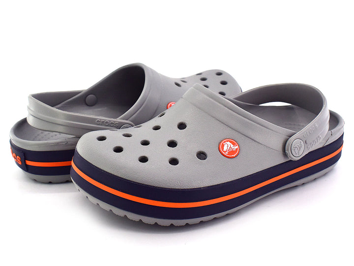 Zuecos Crocs Crocband para hombre en color gris con suela azul marino y detalle en franja naranja.