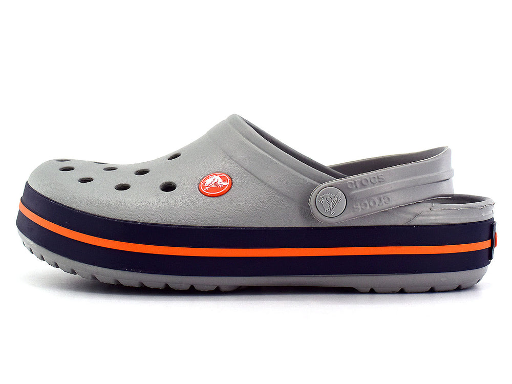 Zuecos Crocs Crocband para hombre en color gris con suela azul marino y detalle en franja naranja.