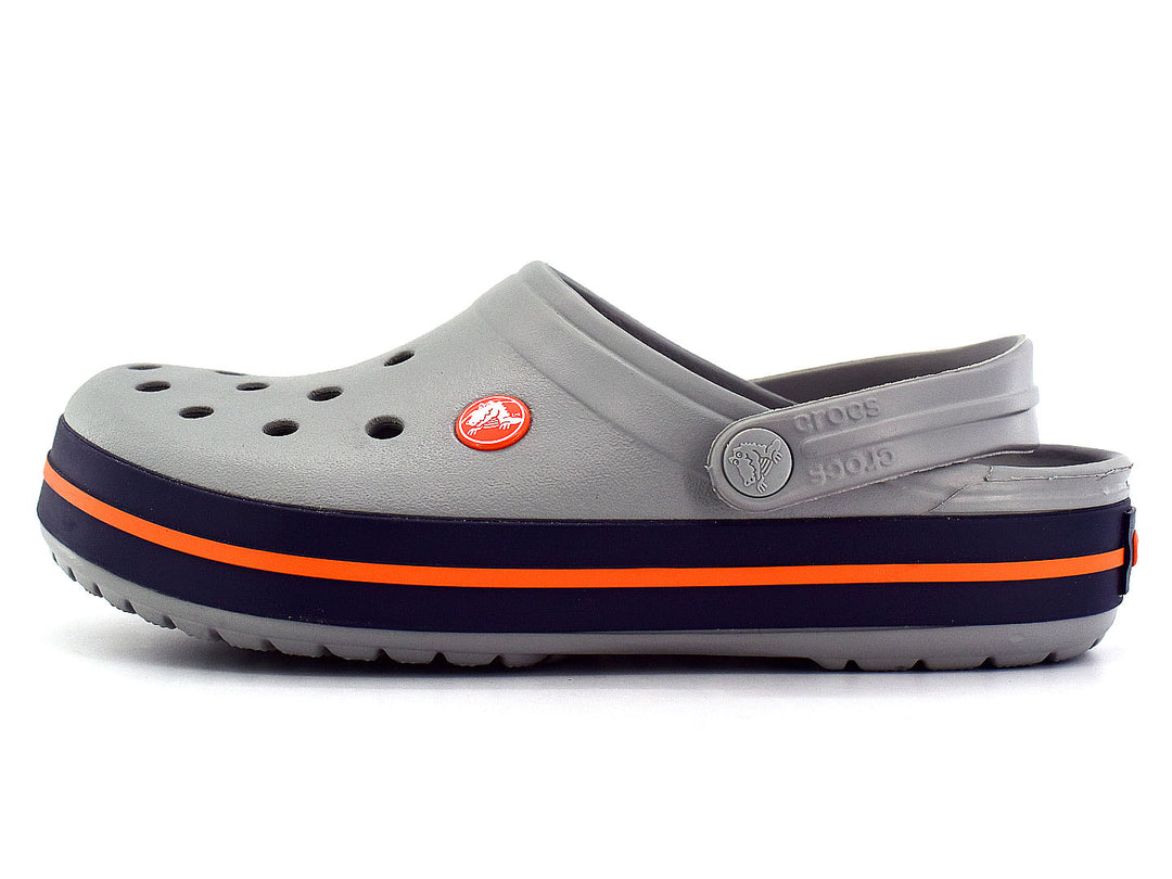 Zuecos Crocs Crocband para hombre en color gris con suela azul marino y detalle en franja naranja.