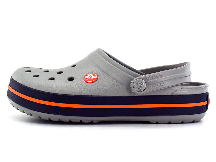 Zuecos Crocs Crocband para hombre en color gris con suela azul marino y detalle en franja naranja.