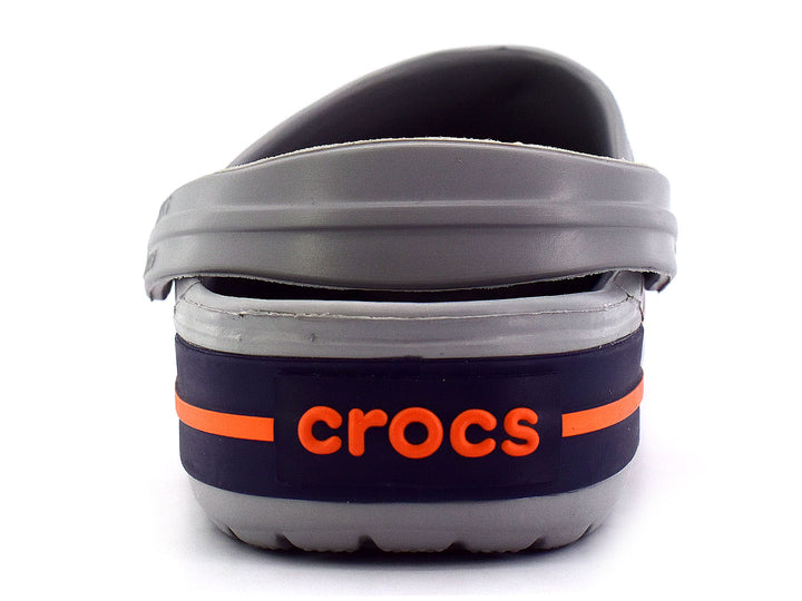 Zuecos Crocs Crocband para hombre en color gris con suela azul marino y detalle en franja naranja.