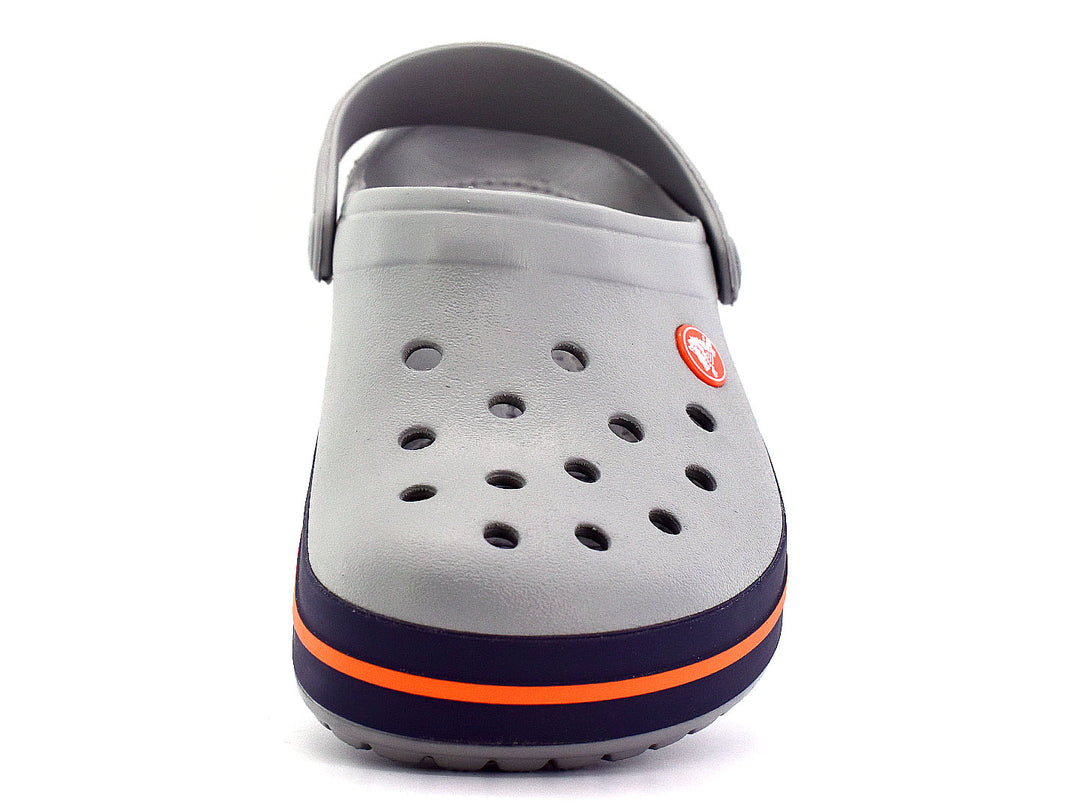 Zuecos Crocs Crocband para hombre en color gris con suela azul marino y detalle en franja naranja.