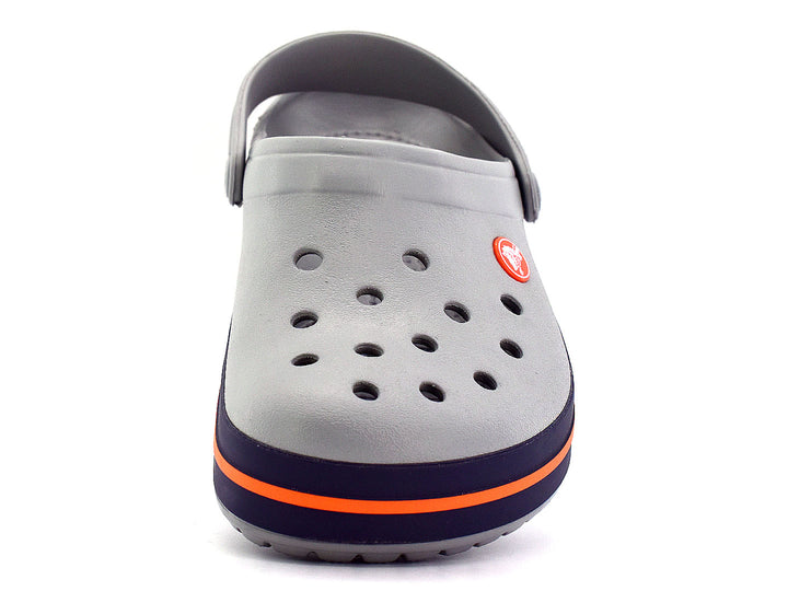 Zuecos Crocs Crocband para hombre en color gris con suela azul marino y detalle en franja naranja.