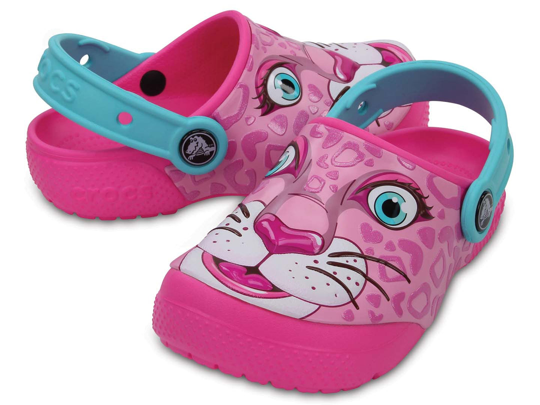 Zuecos Crocs rosa con diseño de cara de leopardo y correa azul claro para niña.