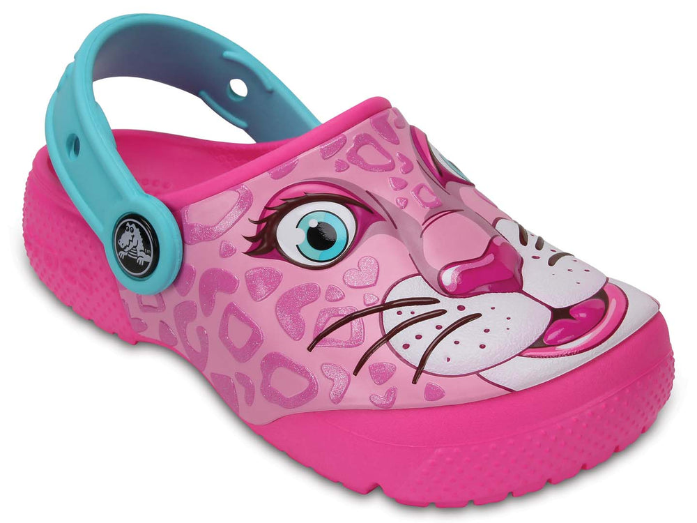Zuecos Crocs rosa con diseño de cara de leopardo y correa azul claro para niña.