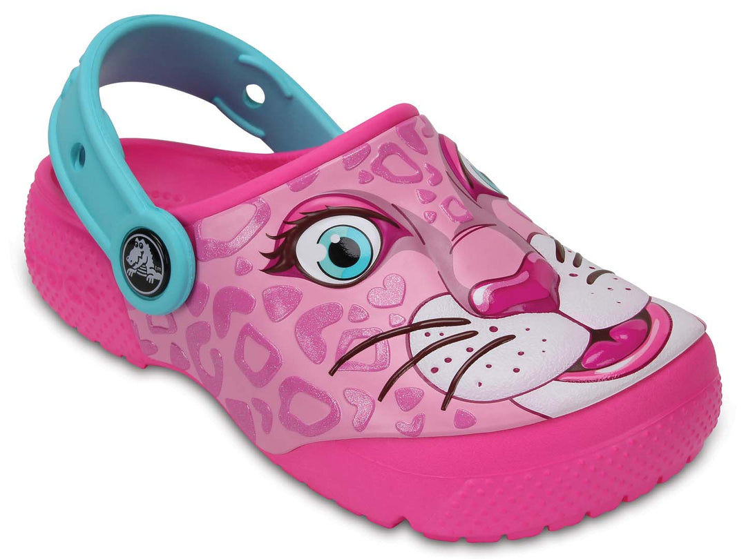 Zuecos Crocs rosa con diseño de cara de leopardo y correa azul claro para niña.