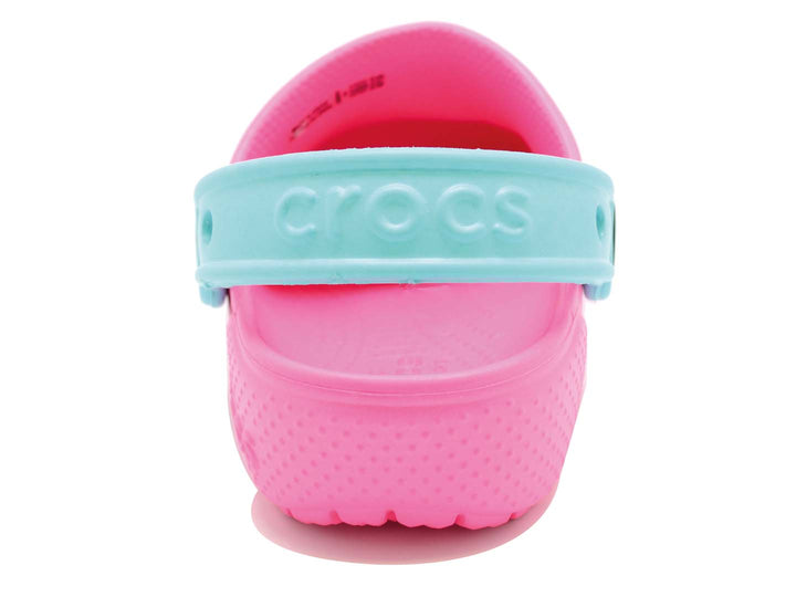 Zuecos Crocs rosa con diseño de cara de leopardo y correa azul claro para niña.