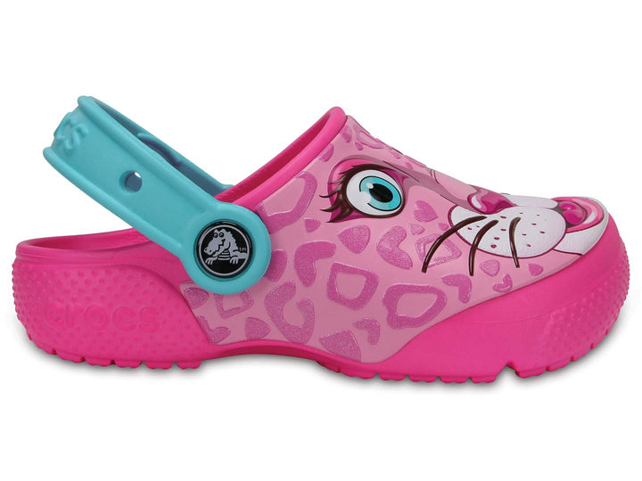 Zuecos Crocs rosa con diseño de cara de leopardo y correa azul claro para niña.