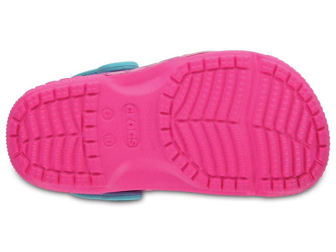 Zuecos Crocs rosa con diseño de cara de leopardo y correa azul claro para niña.