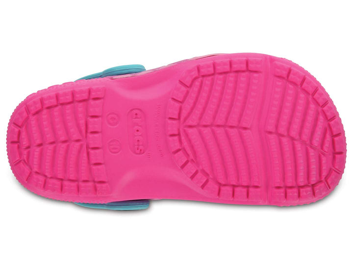 Zuecos Crocs rosa con diseño de cara de leopardo y correa azul claro para niña.