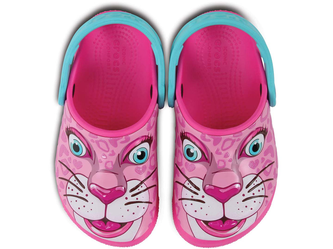 Zuecos Crocs rosa con diseño de cara de leopardo y correa azul claro para niña.