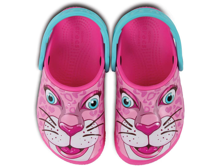 Zuecos Crocs rosa con diseño de cara de leopardo y correa azul claro para niña.