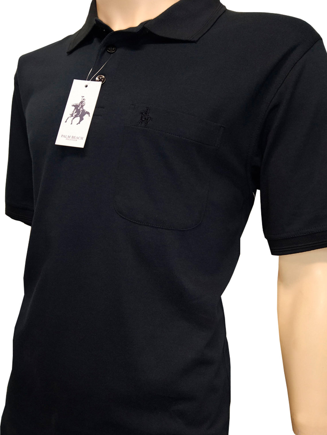 Playera polo color negro de manga corta con cuello y bolsillo frontal sobre un maniquí.