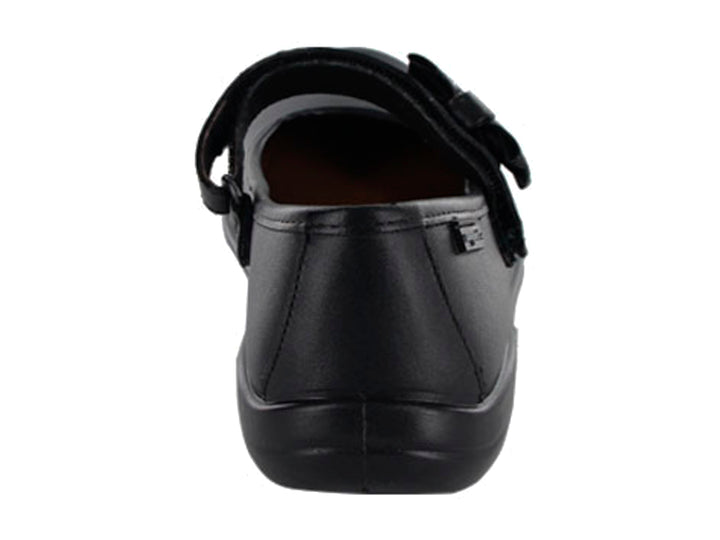 Zapato plano negro para niña con detalle de moño y correa ajustable en el empeine.
