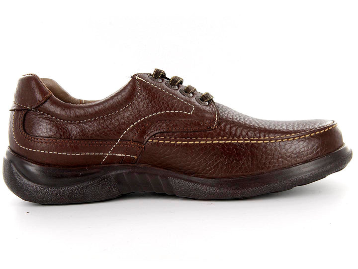 Zapato casual para hombre de cuero color café con agujetas y suela negra.