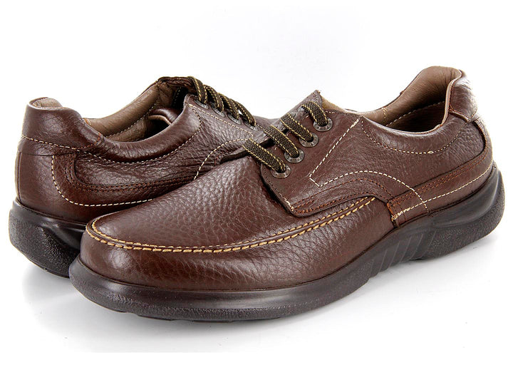 Zapato casual para hombre de cuero color café con agujetas y suela negra.