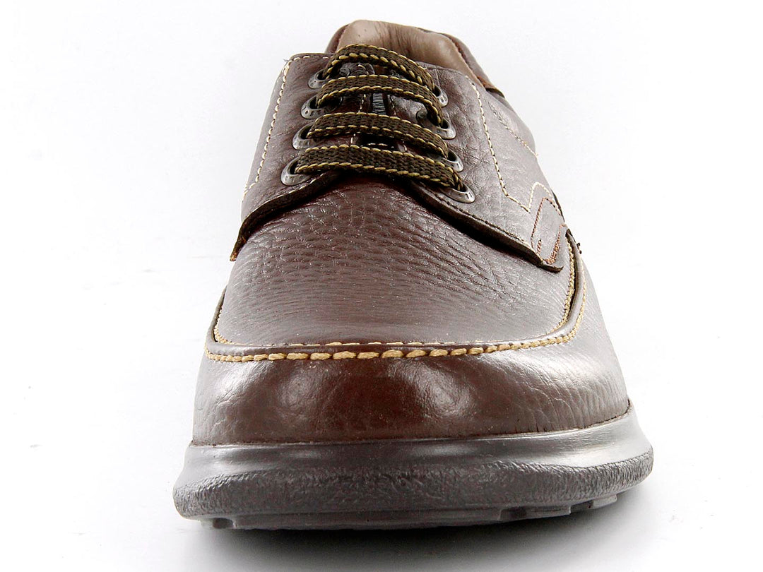 Zapato casual para hombre de cuero color café con agujetas y suela negra.