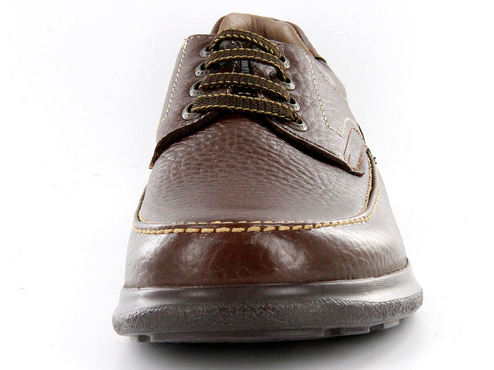 Zapato casual para hombre de cuero color café con agujetas y suela negra.