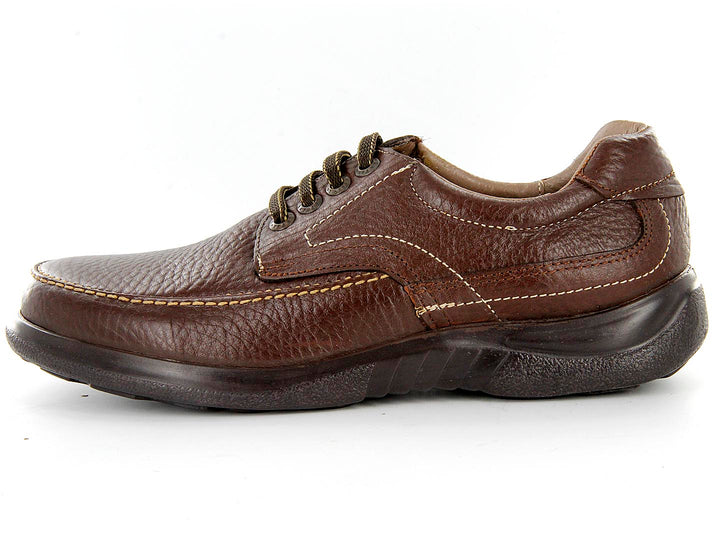 Zapato casual para hombre de cuero color café con agujetas y suela negra.