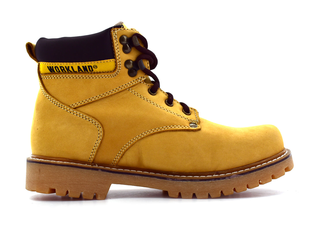 Bota de cuero nobuck color miel con agujetas cafés y suela robusta para niño.
