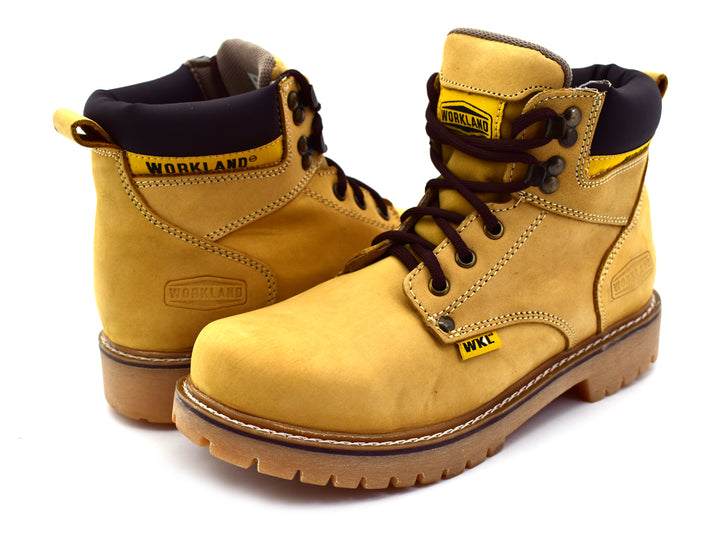 Bota de cuero nobuck color miel con agujetas cafés y suela robusta para niño.